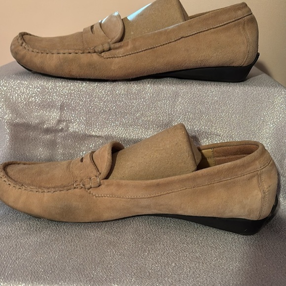 Neiman Marcus Woman’s Beige Suede Driving Shoes Size 10 - Picture 3 of 11